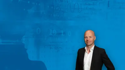 Sebastian Thrun, Experte für Künstliche Intelligenz und Robotik, vor einem blauen Hintergrund.