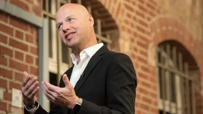 Sebastian Thrun erklärt etwas während eines Interviews.