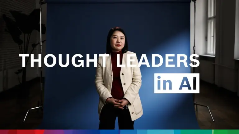 Selina Yuan sitzt auf einem Stuhl und spricht in die Kamera, vor ihr der Schriftzug „Thought Leader in AI“.