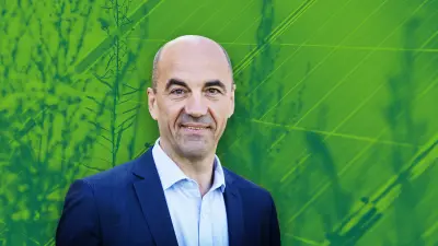 Stefan Dohler, Vorstandsvorsitzender von EWE, vor einem grünen Hintergrund.