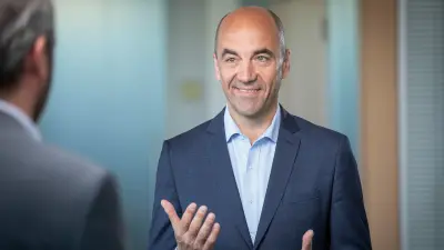 Stefan Dohler spricht während eines Interviews mit einer weiteren Person.