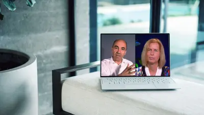 Auf einem Laptop sind Stefan Dohler und Tanja Rückert während ihres Video-Talks zu sehen.
