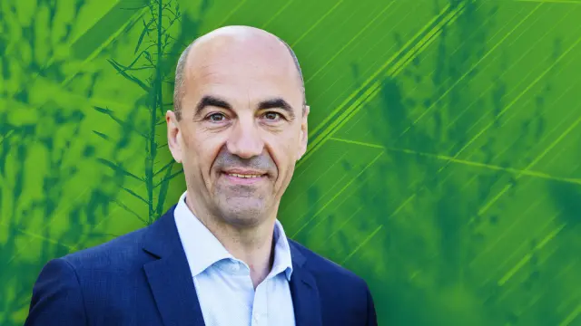 Stefan Dohler against a green background.