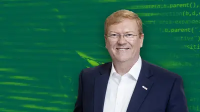 Stefan Hartung, Vorsitzender des Unternehmensbereichs Mobility Solutions bei Bosch und künftiger CEO von Bosch, vor einem grünen Hintergrund.