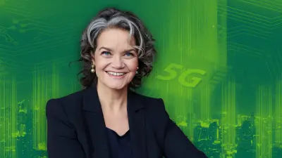 Claudia Nemat, Vorstandsmitglied der Deutschen Telekom, vor einem grünen Hintergrund.