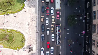 AIoT im Straßenverkehr: Links der Straße liegt eine Parkanlage, rechts eine Fußgängerzone.