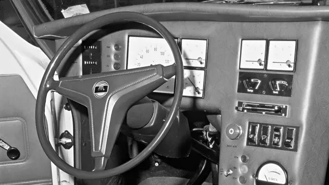 Blick in das Cockpit eines Ford Escort aus dem Jahr 1973.