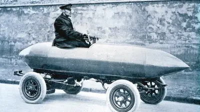 Der Rennfahrer Camille Jenatzy fährt im Rekord-Rennwagen „La Jamais Contente“.