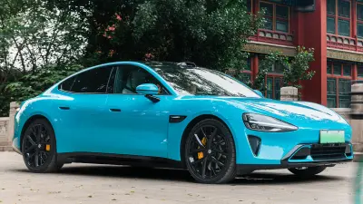 Ein Elektroauto von Xiaomi steht in einer chinesischen Parkanlage.