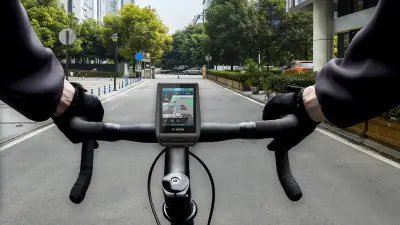 AIoT on the bike: a navigation system on the bike’s handlebars shows the way, and the road is clear.