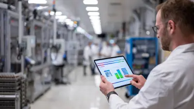 Ein Mann steht mit einem Tablet in der Hand in der Produktionslinie einer Fabrik.