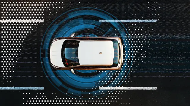 Ein Auto fährt auf einer Straße, umgeben von digitalen Grafiken; über dem Bild liegen quadratische Pixelcodes.