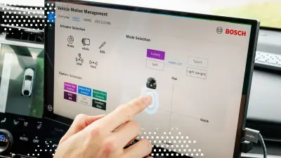 Eine Hand tippt auf ein Fahrzeugdisplay mit verschiedenen Fahrmodi und Funktionen; darüber liegen quadratische Pixelcodes.
