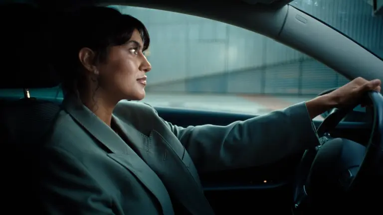 eine Autofahrerin in ihrem Wagen