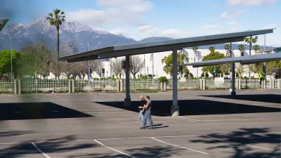 Michael und Jeff spazieren auf dem neu gebauten Parkplatz vor dem Ontario Convention Center. Neu installierte Überdachungen mit Solarzellen spenden Schatten.