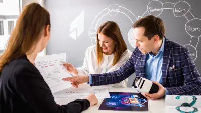 Bosch-Digital-Marketingmanagerin Nadine Kanja im Gespräch mit einem Kollegen.