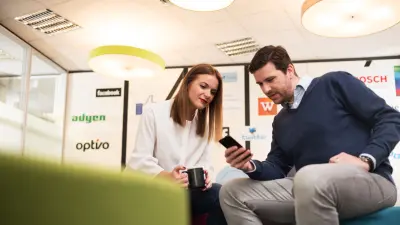 Bosch-Digital-Marketingmanagerin Nadine Kanja im Gespräch mit einem Kollegen.