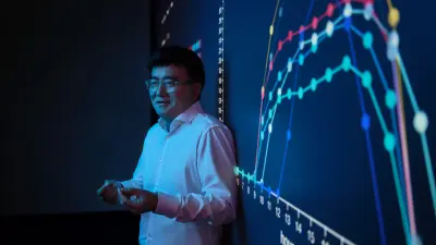 Liu Ren is standing in front of a display that shows a data analysis. In this case the data originates from the retail trade and was processed and visualized by visual analytics.