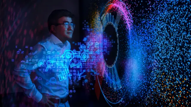 Liu Ren arbeitet am Bosch Research and Technology Center im Silicon Valley. Er steht vor einem wandgroßen Display und erklärt wie künstliche Intelligenz bei Visual Analytics funktioniert.