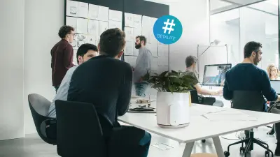 Ein Start-up-Büro in dem die Mitarbeiter arbeiten und Meetings abhalten.