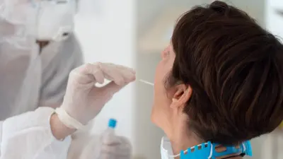 Das Bild zeigt die Durchführung eines Tests durch medizinischem Fachpersonal.
