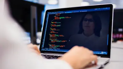 Soraia Ferreira an ihrem Laptop beim Programmieren.