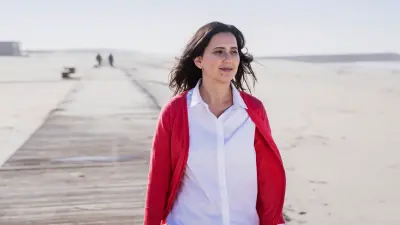 Bosch-Mitarbeiterin Soraia Ferreira geht am Strand in Aveiro, Portugal, spazieren.