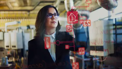 Soraia Ferreira von Bosch skizziert etwas über die Anwendung Buderus Control Center Connect an einer Glasfront.