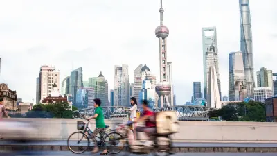 Bosch-Mitarbeiterin Chen Jie vor der Skyline Shanghai.