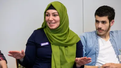 Aysel Ceylan erklärt etwas