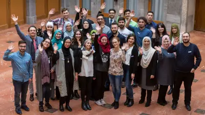 Teilnehmer des Yallah!-Projekts winken in die Kamera