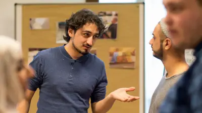 Younes erklärt etwas