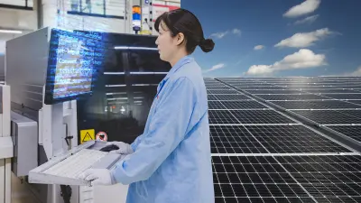 Split-screen photo on the topic of digitalization and smart energy management; on the right are PV modules and on the left is a woman standing at a computer in a factory environment