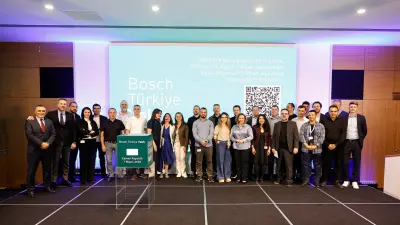 Gruppe von mehreren Personen während einer internen Veranstaltung anlässlich der Gründung der Bosch Türkiye Foundation.