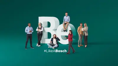 Eine Gruppe von Menschen interagiert rund um den Slogan „Be #LikeABosch“.